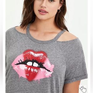 ❤️ Torrid Cold shoulder tee